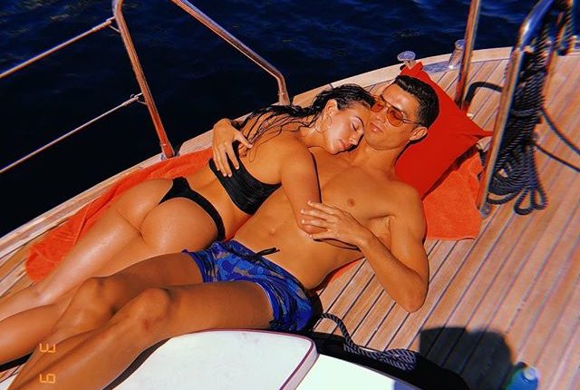 georgina rodriguez y cristiano ronaldo en yate luciendo bikini