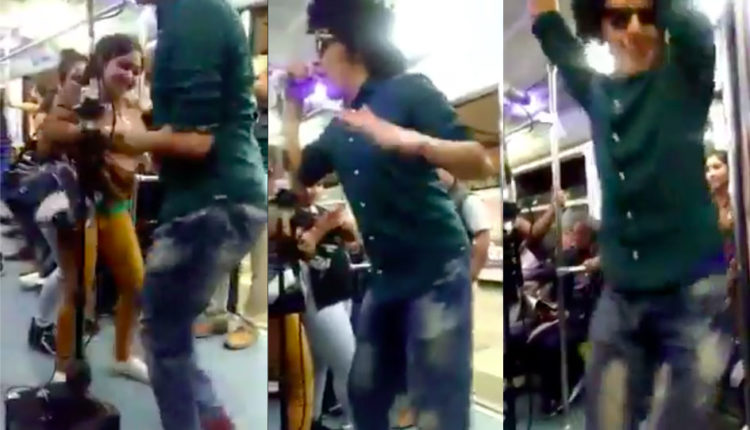 joven canta y baila en el metro