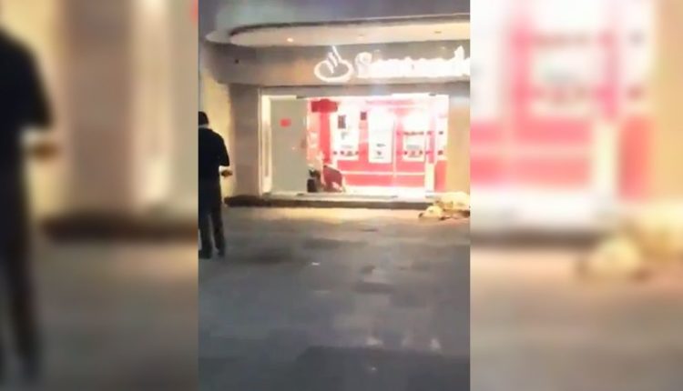 Video Captan A Pareja ‘coshando En Cajero Automático De La Cdmx Starmedia 7274