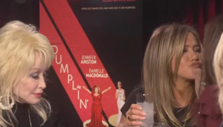 Así besó Jennifer Aniston en la boca a Sandra Bullock dumplin cine entrevista dolly parton