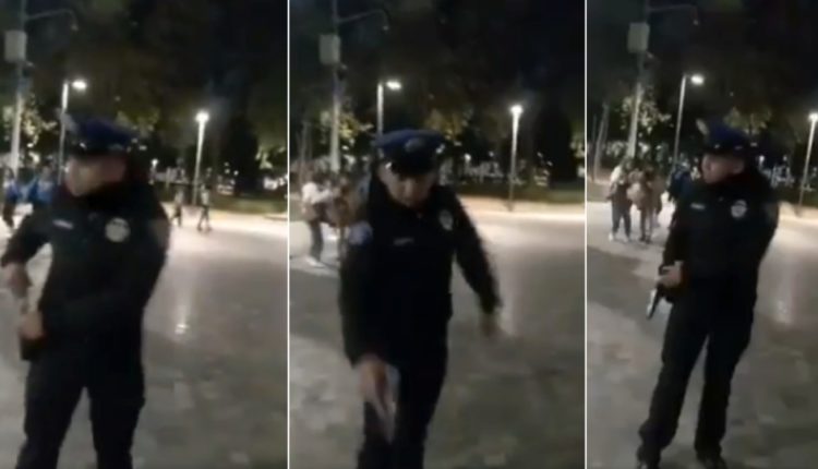 policia apunta a perro