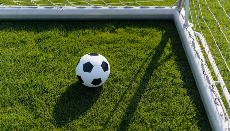 ¿Sintético o natural? Los tenis de fútbol ideales para cada terreno